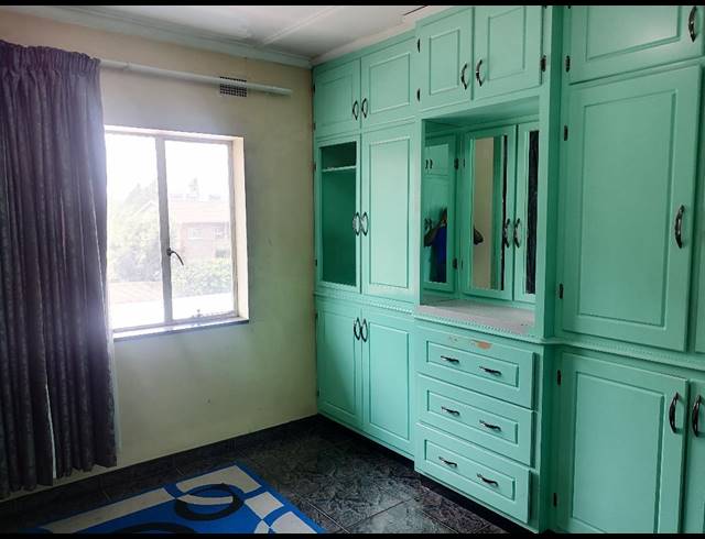 2 bed property to rent in CROWN GARDENS